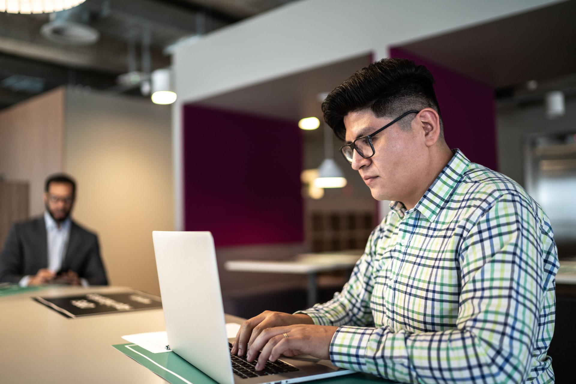 Empresario usando portátil trabajando en una oficina