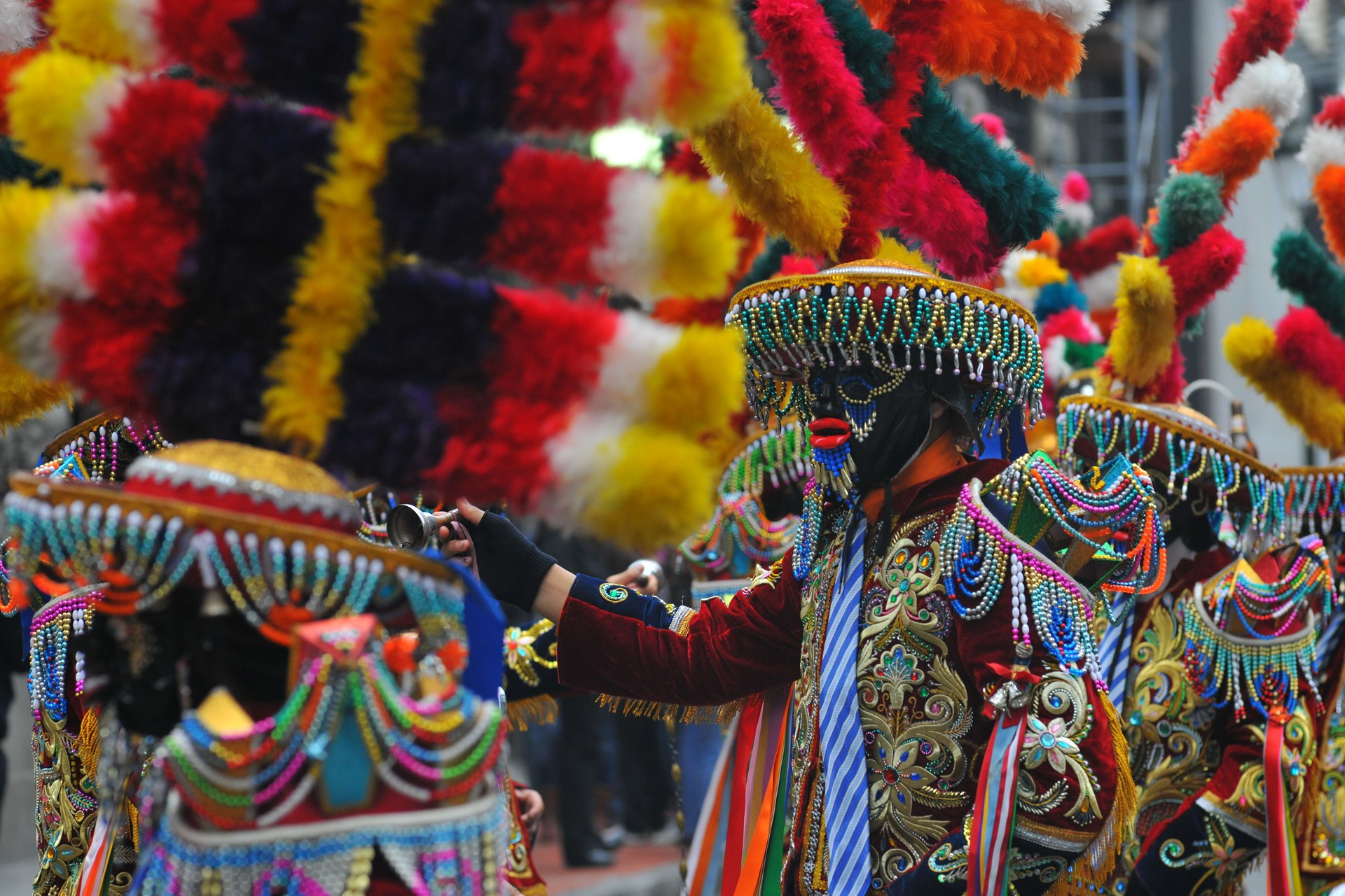 Carnaval de Huánuco con sus trajes tradicionales Negritos con máscaras de colores bailando en las calles de la ciudad del Perú